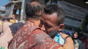 Pelukan Gubernur Ahmad Luthfi Iringi Harapan Warga Mangkang Kulon soal Banjir