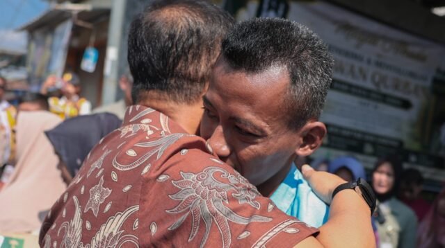 Pelukan Gubernur Ahmad Luthfi Iringi Harapan Warga Mangkang Kulon soal Banjir