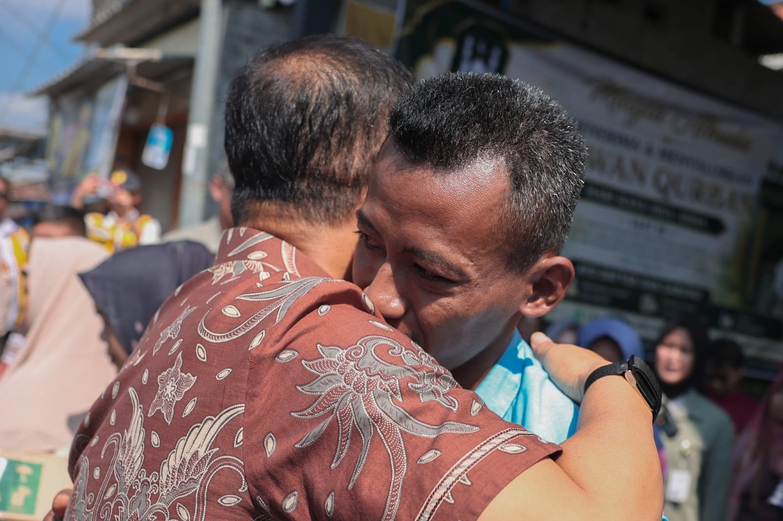 Pelukan Gubernur Ahmad Luthfi Iringi Harapan Warga Mangkang Kulon soal Banjir Pelukan Gubernur Ahmad Luthfi Iringi Harapan Warga Mangkang Kulon soal Banjir