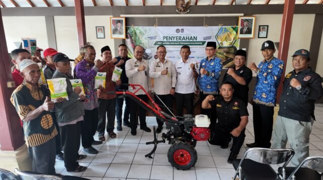 Imigrasi Semarang Salurkan Bibit Jagung dan Alat Pertanian untuk Warga Desa di Demak