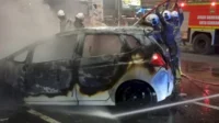 Damkar Semarang Kerahkan Dua Armada Padamkan Kebakaran Honda Jazz di Jalan Tri Lomba Juang
