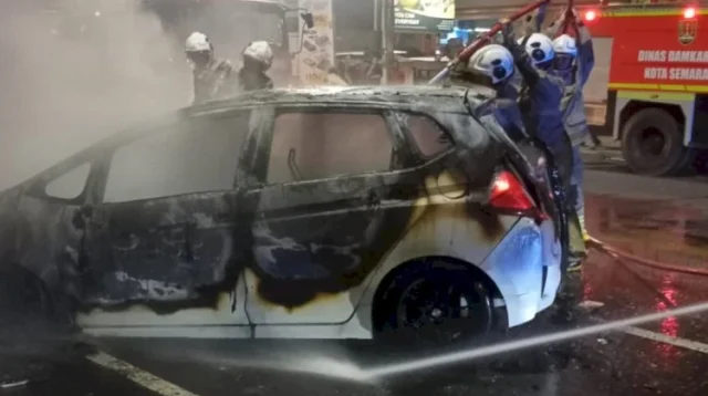 Damkar Semarang Kerahkan Dua Armada Padamkan Kebakaran Honda Jazz di Jalan Tri Lomba Juang
