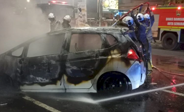 Damkar Semarang Kerahkan Dua Armada Padamkan Kebakaran Honda Jazz di Jalan Tri Lomba Juang Damkar Semarang Kerahkan Dua Armada Padamkan Kebakaran Honda Jazz di Jalan Tri Lomba Juang