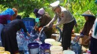 Hadapi Kemarau, Warga Jabungan Terima 19 Ribu Liter Air Bersih dari Polrestabes Semarang Hadapi Kemarau, Warga Jabungan Terima 19 Ribu Liter Air Bersih dari Polrestabes Semarang