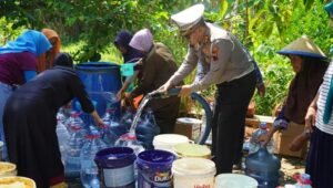 Hadapi Kemarau, Warga Jabungan Terima 19 Ribu Liter Air Bersih dari Polrestabes Semarang
