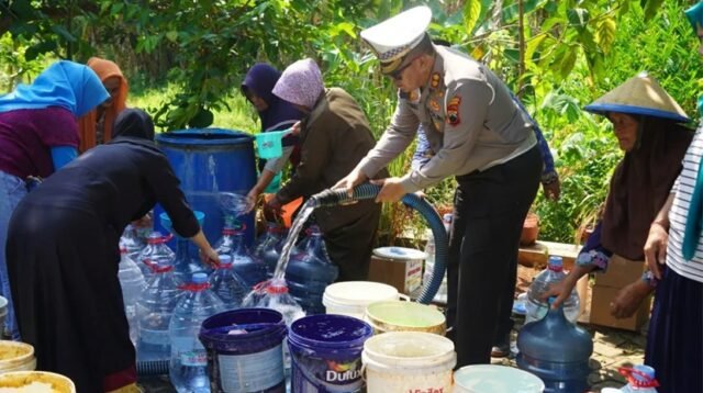 Hadapi Kemarau, Warga Jabungan Terima 19 Ribu Liter Air Bersih dari Polrestabes Semarang