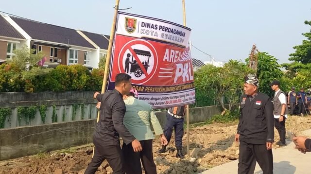 Tertibkan Kawasan Madukoro, Pemkot Semarang Bongkar PKL dan Parkir Liar di Samping The Park Mall