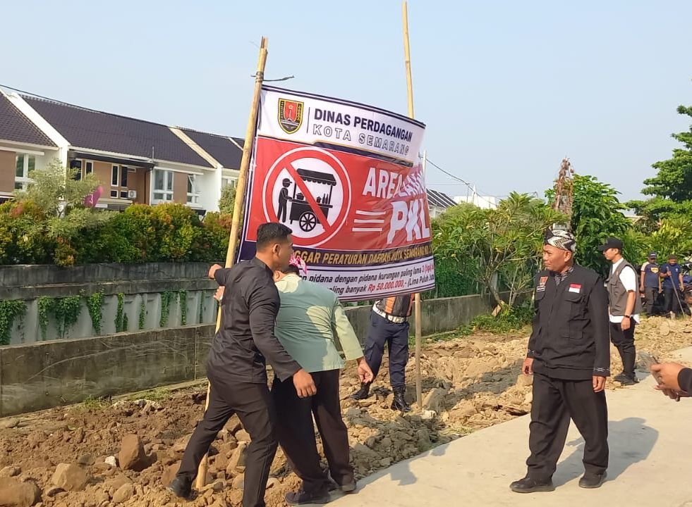 Tertibkan Kawasan Madukoro, Pemkot Semarang Bongkar PKL dan Parkir Liar di Samping The Park Mall
