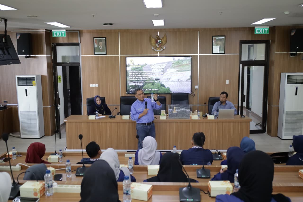 Kuliah Umum Geoteknik USM Soroti Solusi Tanah Lunak dan Longsor di Semarang