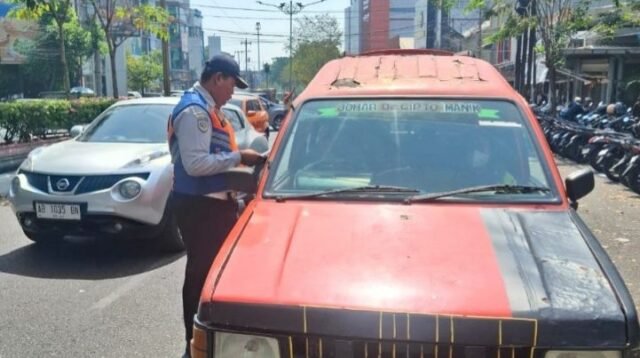 Dishub Semarang Temukan Angkot dengan Dokumen Kedaluwarsa Saat Sidak di Pasar Peterongan