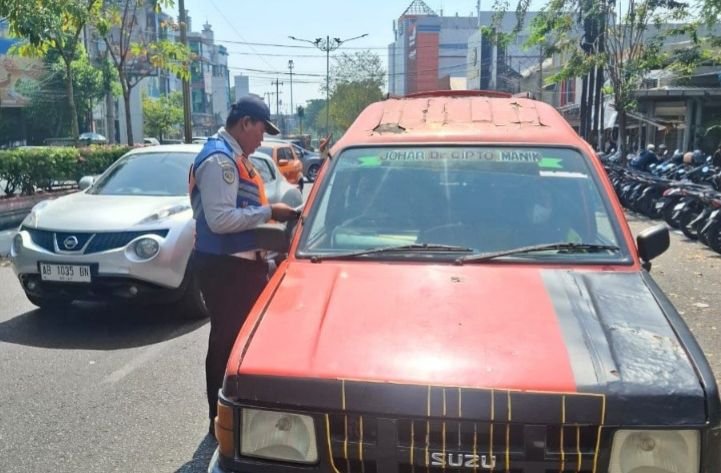 Dishub Semarang Temukan Angkot dengan Dokumen Kedaluwarsa Saat Sidak di Pasar Peterongan
