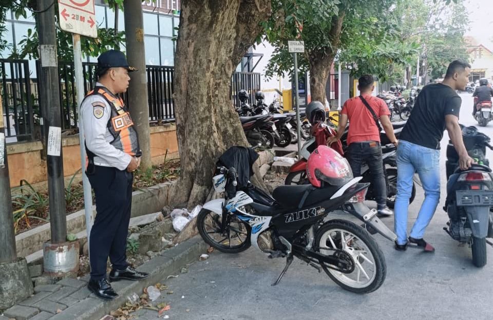 Dishub Semarang Tertibkan Parkir Liar di Samping DP Mall, Pengendara Diberi Teguran