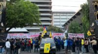 Mahasiswa PMII Geruduk Kantor Gubernur, Ancam Aksi Lebih Besar Jika Diabaikan Mahasiswa PMII Geruduk Kantor Gubernur, Ancam Aksi Lebih Besar Jika Diabaikan