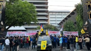 Mahasiswa PMII Geruduk Kantor Gubernur, Ancam Aksi Lebih Besar Jika Diabaikan
