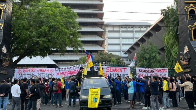 Mahasiswa PMII Geruduk Kantor Gubernur, Ancam Aksi Lebih Besar Jika Diabaikan
