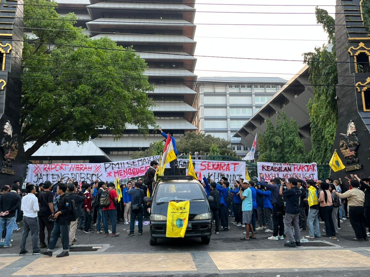 Mahasiswa Pmii Geruduk Kantor Gubernur, Ancam Aksi Lebih Besar Jika Diabaikan