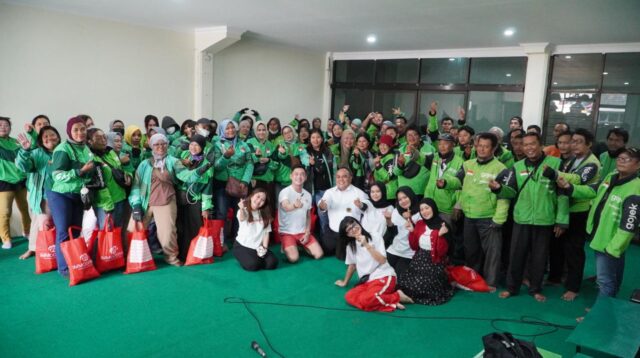Peduli Sesama, Klinik Immoderma Salurkan 100 Sembako bagi Ojol Banyumanik