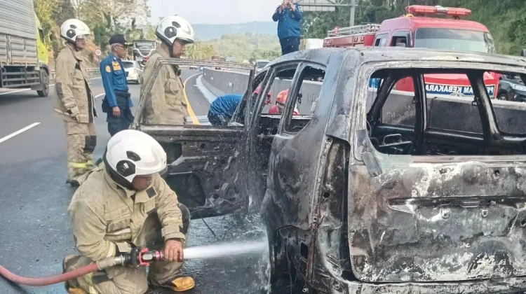 Korsleting Mesin Picu Xenia Terbakar di Tol Semarang-Solo, Kerugian Capai Rp100 Juta