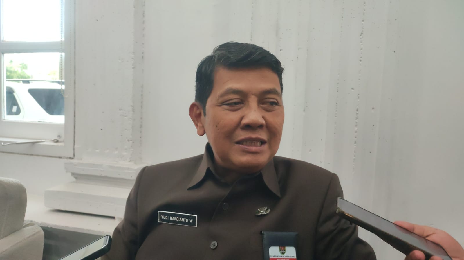 Disdukcapil Semarang Klarifikasi Viral Petugas Diduga Main Game Saat Tugas
