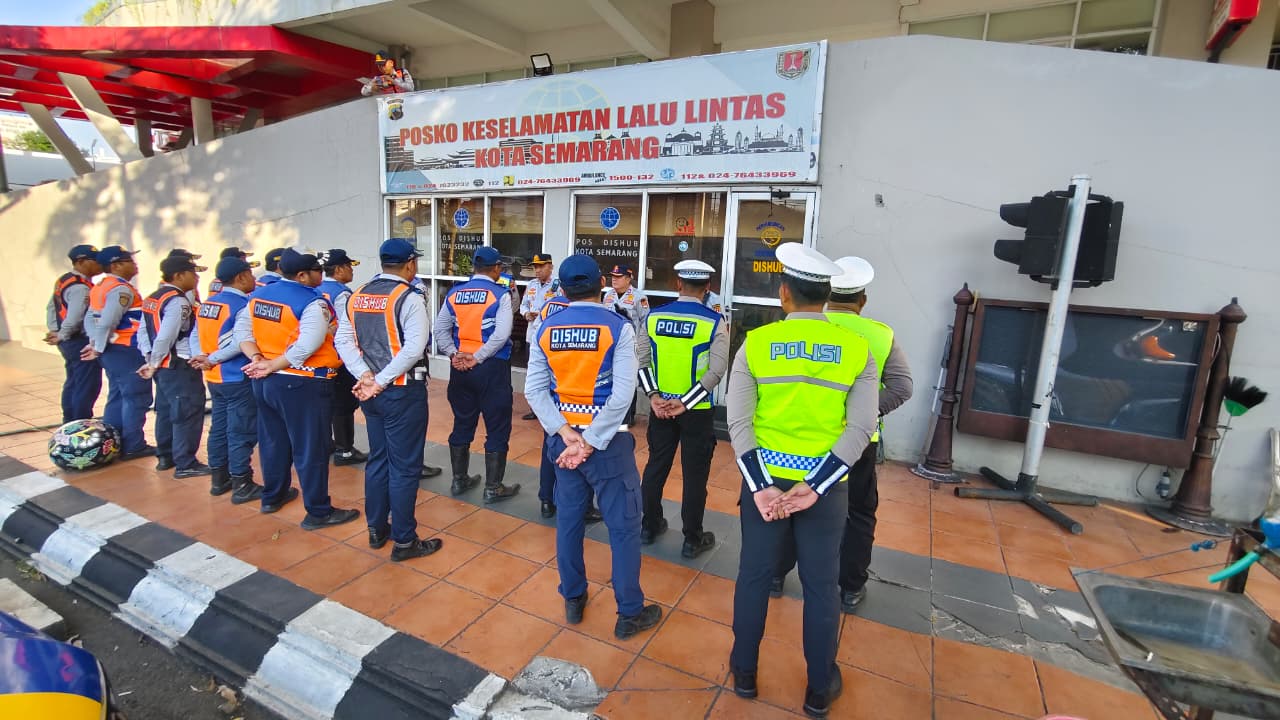 Dishub dan Polisi Semarang Tertibkan Parkir Liar di Sejumlah Titik Kota Dishub dan Polisi Semarang Tertibkan Parkir Liar di Sejumlah Titik Kota