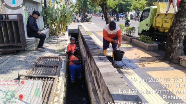 DPU Intensifkan Bersihkan Drainase Simpang Lima Cegah Genangan Air