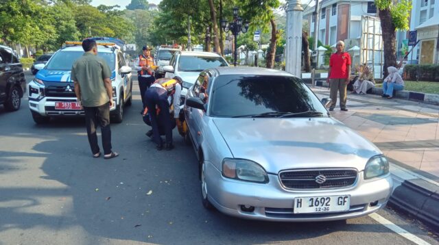 Dishub Semarang Gencarkan Penertiban, Mobil Parkir Liar di Jalan Pahlawan Digembok