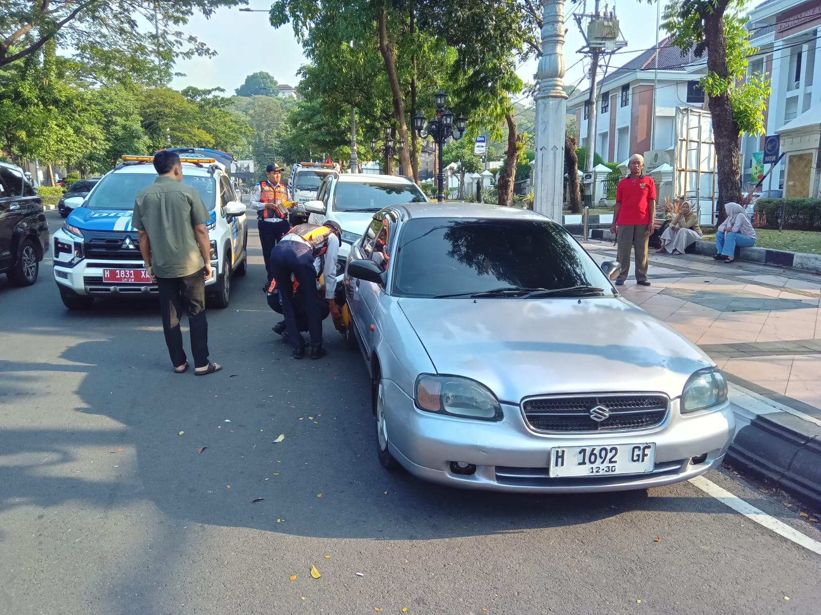 Dishub Semarang Gencarkan Penertiban, Mobil Parkir Liar di Jalan Pahlawan Digembok Dishub Semarang Gencarkan Penertiban, Mobil Parkir Liar di Jalan Pahlawan Digembok
