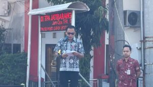 Sekda Kota Semarang, Handi Priyanto saat memberikan sambutan saat memimpin Apel Kesiapsiagaan Kebakaran di TPA Jatibarang, Mijen, Kota Semarang, Kamis (9/7/2026).