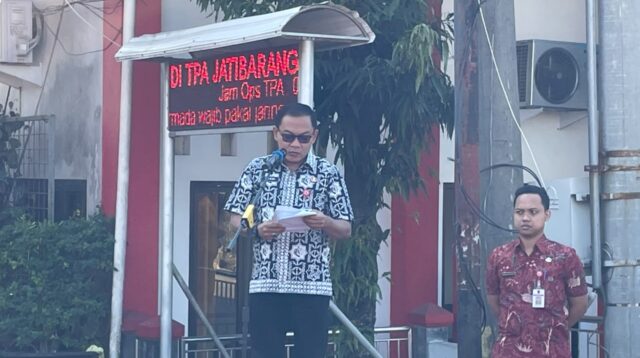 Sekda Kota Semarang, Handi Priyanto saat memberikan sambutan saat memimpin Apel Kesiapsiagaan Kebakaran di TPA Jatibarang, Mijen, Kota Semarang, Kamis (9/7/2026).