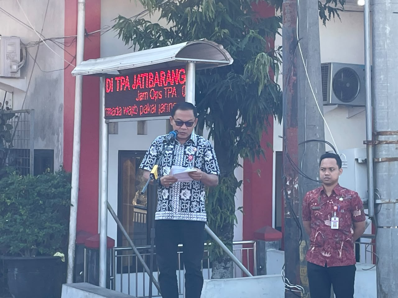Sekda Kota Semarang, Handi Priyanto saat memberikan sambutan saat memimpin Apel Kesiapsiagaan Kebakaran di TPA Jatibarang, Mijen, Kota Semarang, Kamis (9/7/2026).