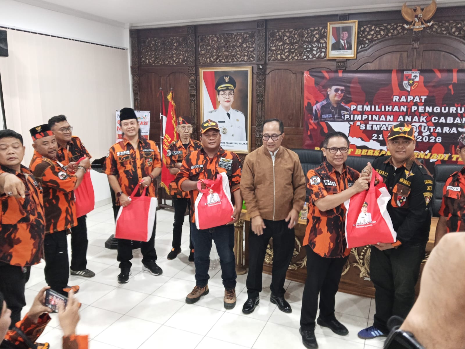 Suasana Rapat Pemilihan Pengurus Anak Cabang (PAC) PP Kota Semarang yang berlangsung di Kecamatan Semarang Utara, baru-baru ini. Suasana Rapat Pemilihan Pengurus Anak Cabang (PAC) PP Kota Semarang yang berlangsung di Kecamatan Semarang Utara, baru-baru ini.