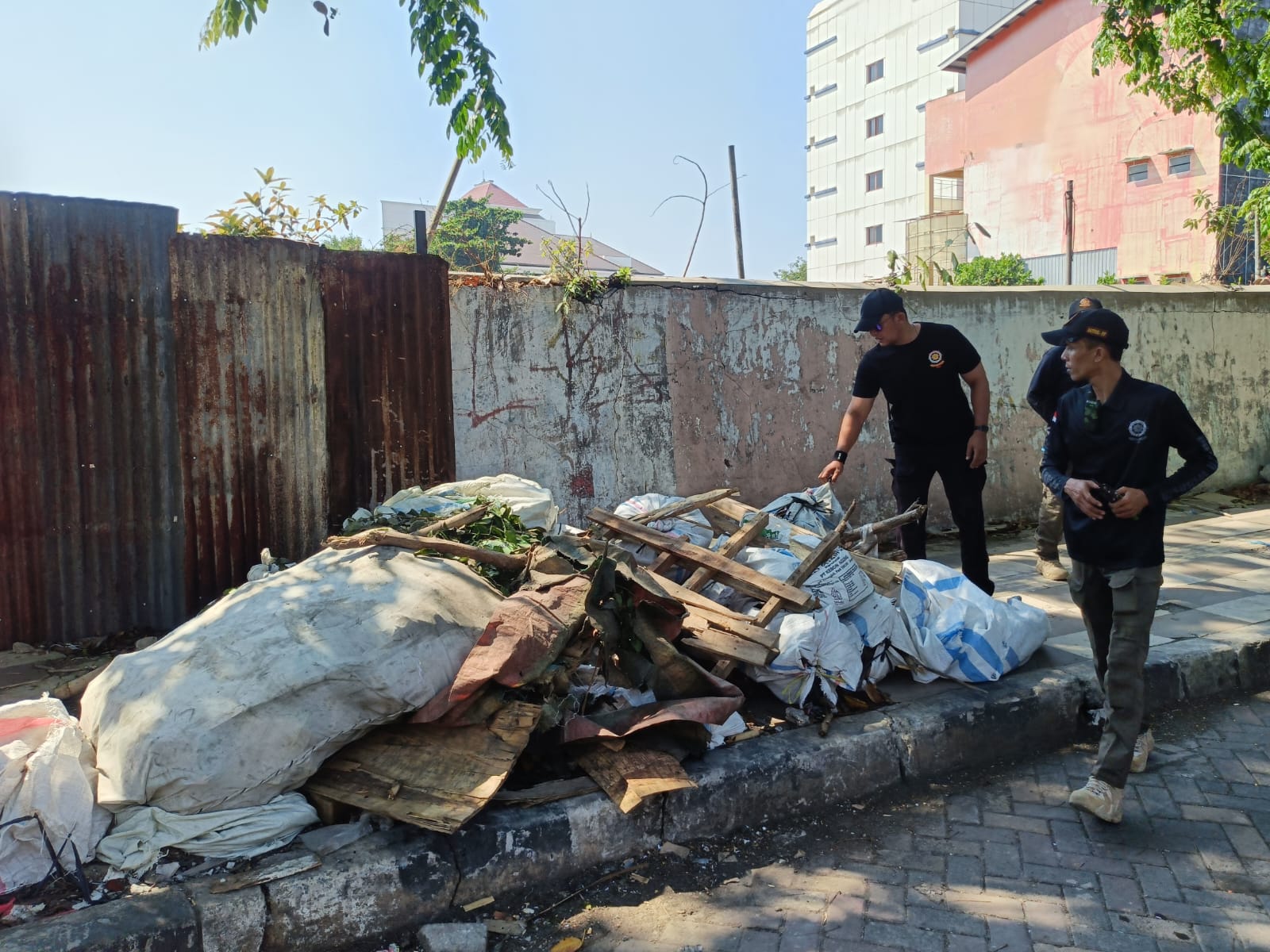 Satpol PP Semarang Tertibkan Lapak Rosok di Jl Kolonel Sugiyono Satpol PP Semarang Tertibkan Lapak Rosok di Jl Kolonel Sugiyono