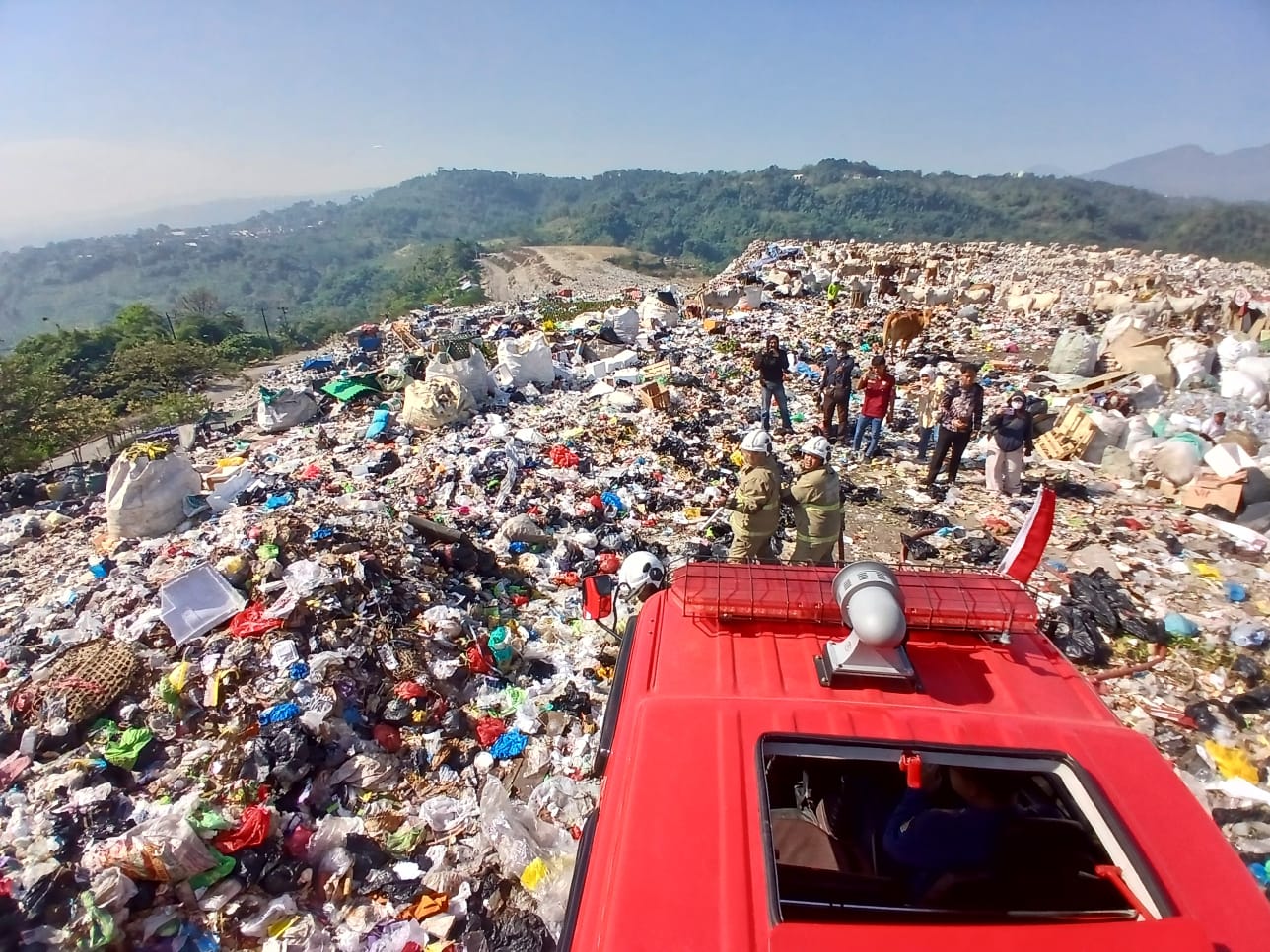 Kondisi TPA Jatibarang yang menjadi salah satu lokasi proyek Pengelolaan Sampah menjadi Energi Listrik (PSEL) nasional dari pemerintah pusat. Kondisi TPA Jatibarang yang menjadi salah satu lokasi proyek Pengelolaan Sampah menjadi Energi Listrik (PSEL) nasional dari pemerintah pusat.
