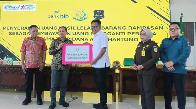 Penyerahan hasil lelang dilakukan Kejari Kota Semarang kepada bank bjb Cabang Semarang pada Kamis (23/7/2026) kemarin.