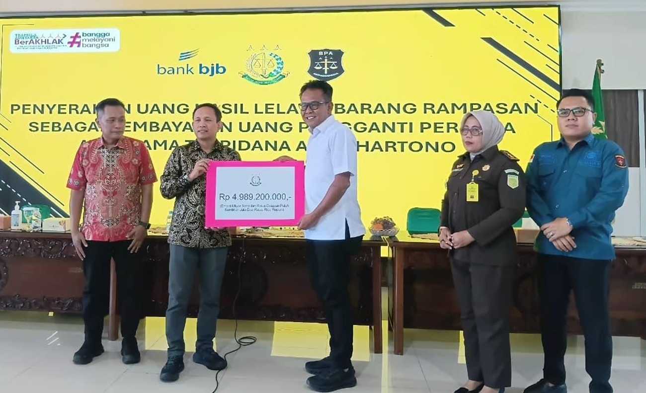 Penyerahan hasil lelang dilakukan Kejari Kota Semarang kepada bank bjb Cabang Semarang pada Kamis (23/7/2026) kemarin.