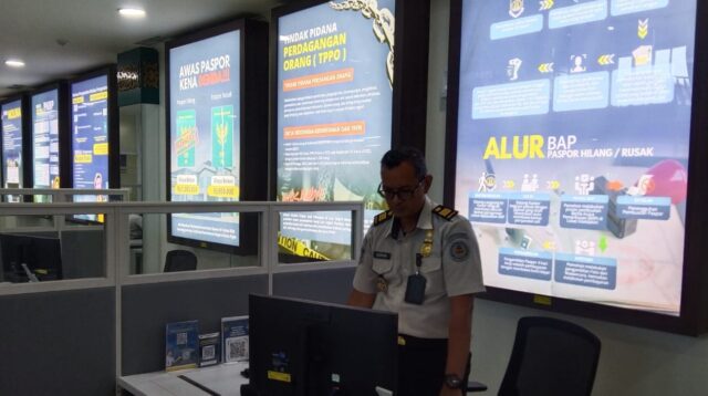 Suasana pelayanan di Kantor Imigrasi Kelas I Khusus TPI Semarang, kemarin.
