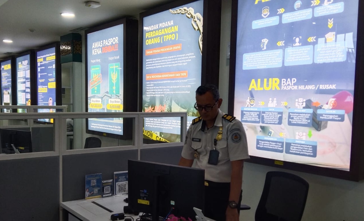 Pelayanan Paspor Suasana pelayanan di Kantor Imigrasi Kelas I Khusus TPI Semarang, kemarin.