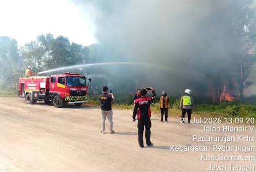 Lahan Sido Muncul Tembalang Terbakar, Damkar Sigap Atasi Api