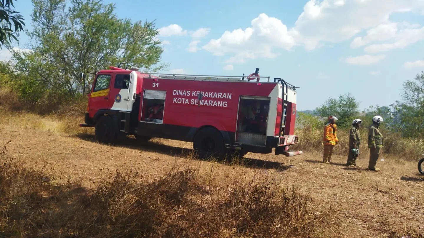 Semak Belukar di Bukit Teletubbies Tembalang Dilalap Api
