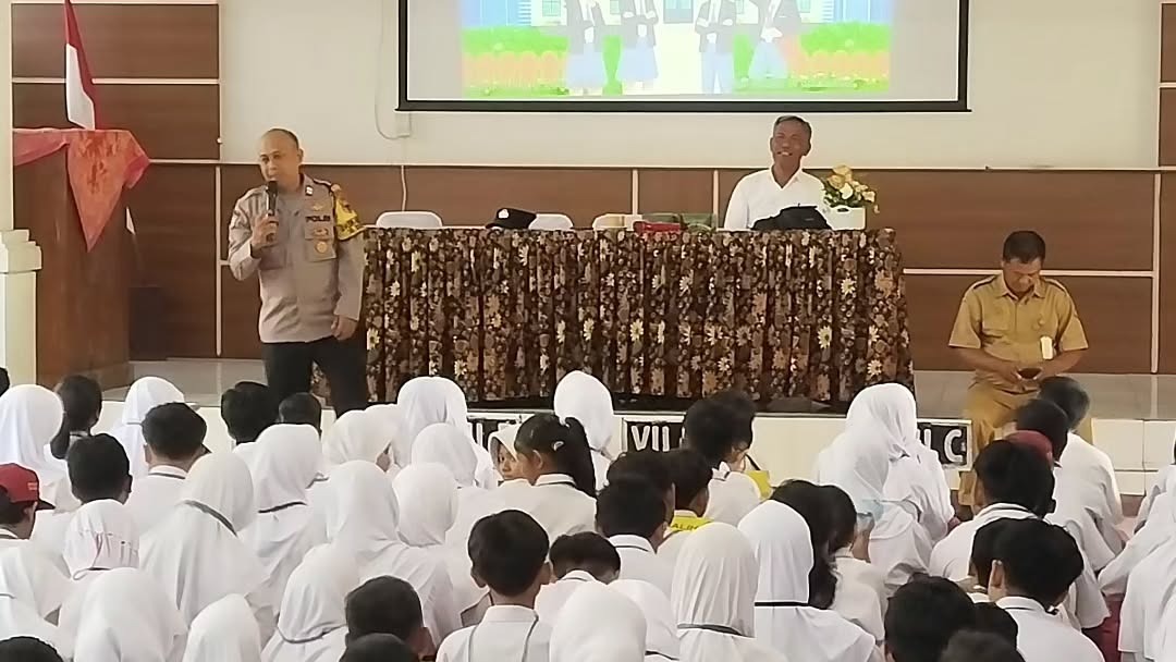 Awas Judi Online & Narkoba! Pesan Tegas Polisi di MPLS SMPN 27 Semarang Awas Judi Online & Narkoba! Pesan Tegas Polisi di MPLS SMPN 27 Semarang
