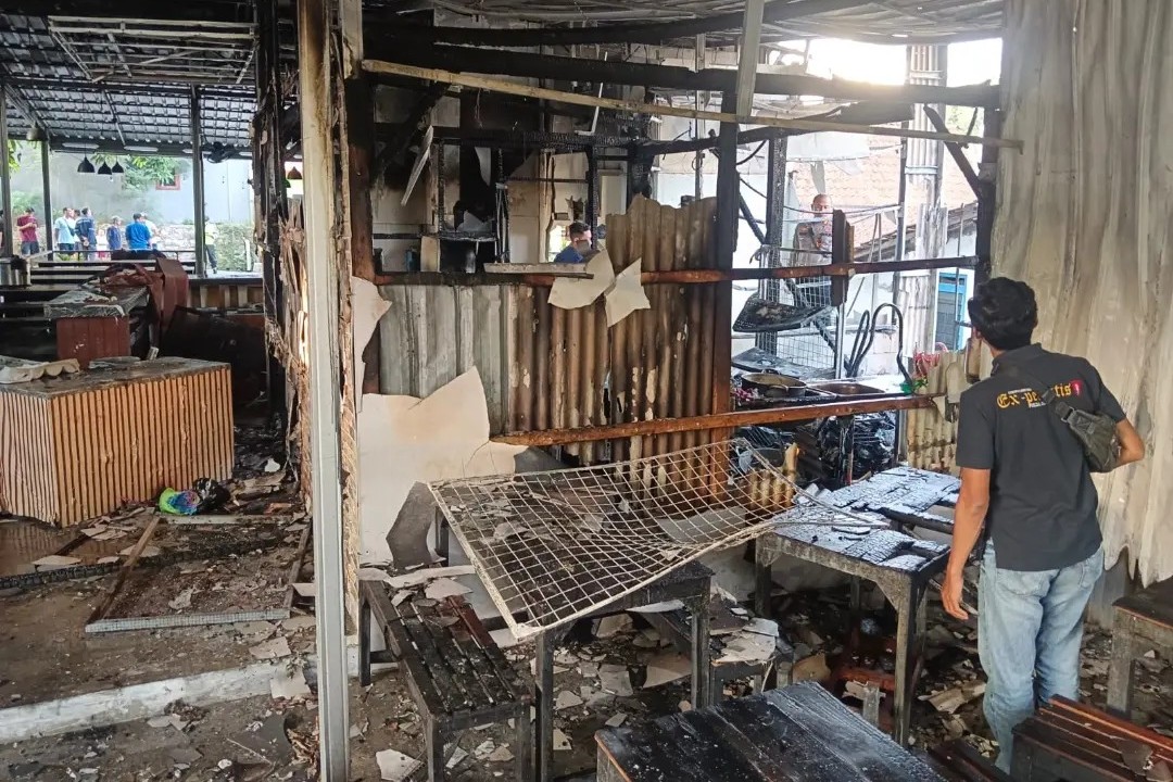 Regulator Bocor, Warung Geprek Bharata Tembalang Hangus Terbakar
