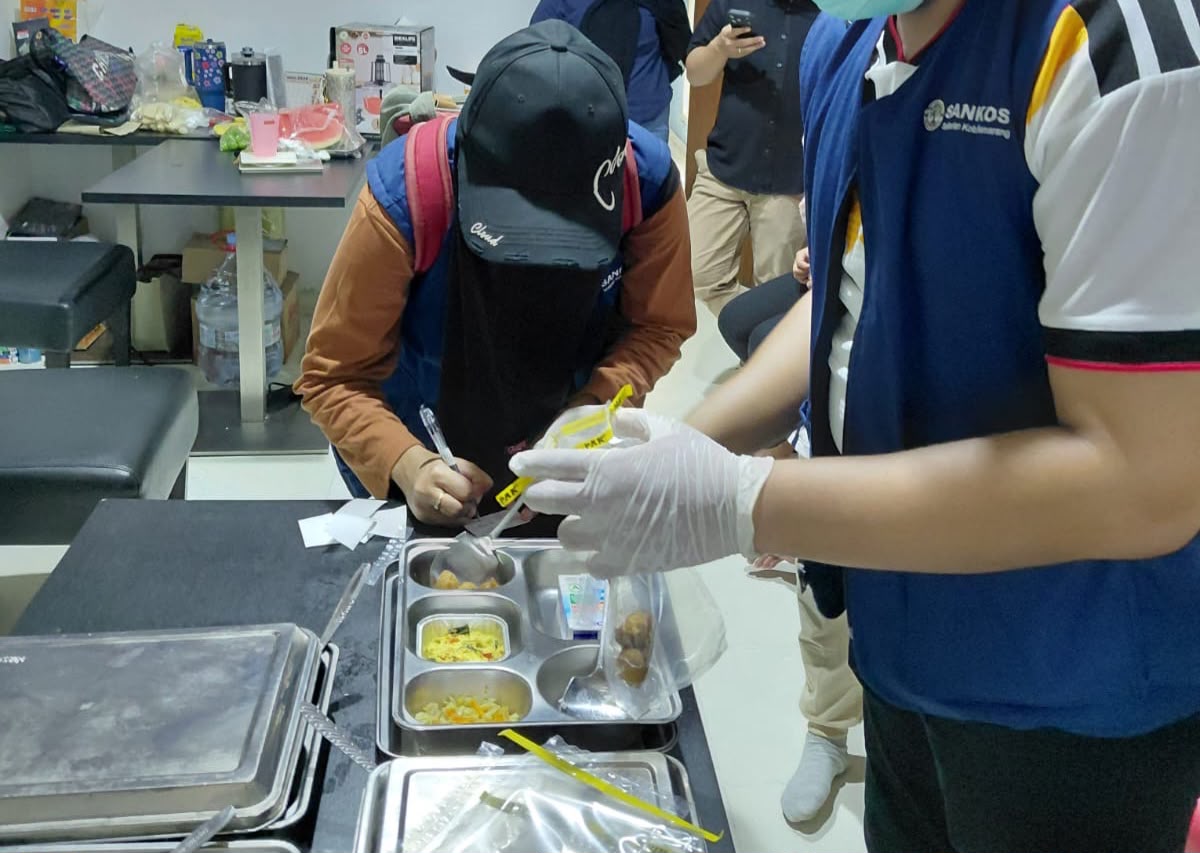 Uji Lab Keracunan MBG SMKN 6 Semarang Butuh 14 Hari, E. Coli dan Salmonella Diduga Uji Lab Keracunan MBG SMKN 6 Semarang Butuh 14 Hari, E. Coli dan Salmonella Diduga