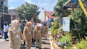 Tim verifikasi lapangan DLH Kota Semarang saat meninjau lingkungan peserta lomba kampung hijau, baru-baru ini.