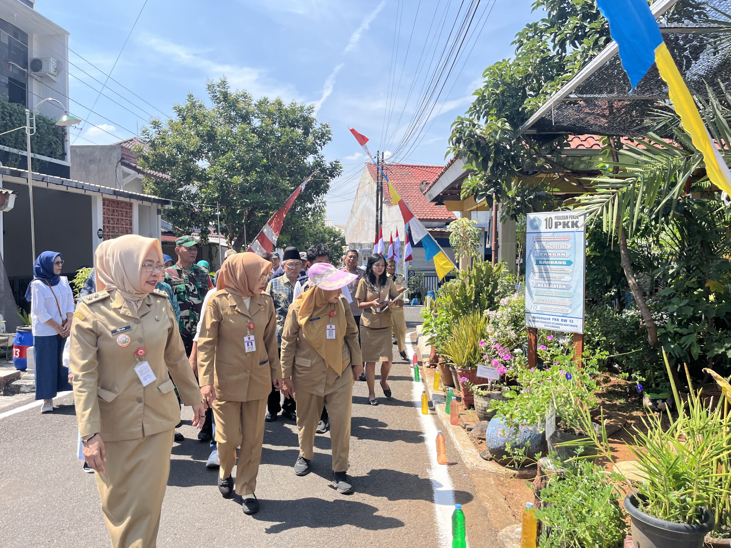 Tim verifikasi lapangan DLH Kota Semarang saat meninjau lingkungan peserta lomba kampung hijau, baru-baru ini.