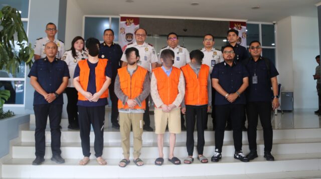 Imigrasi Semarang Serahkan DPO ke Otoritas Tiongkok, WNA Pelaku Scam Dideportasi
