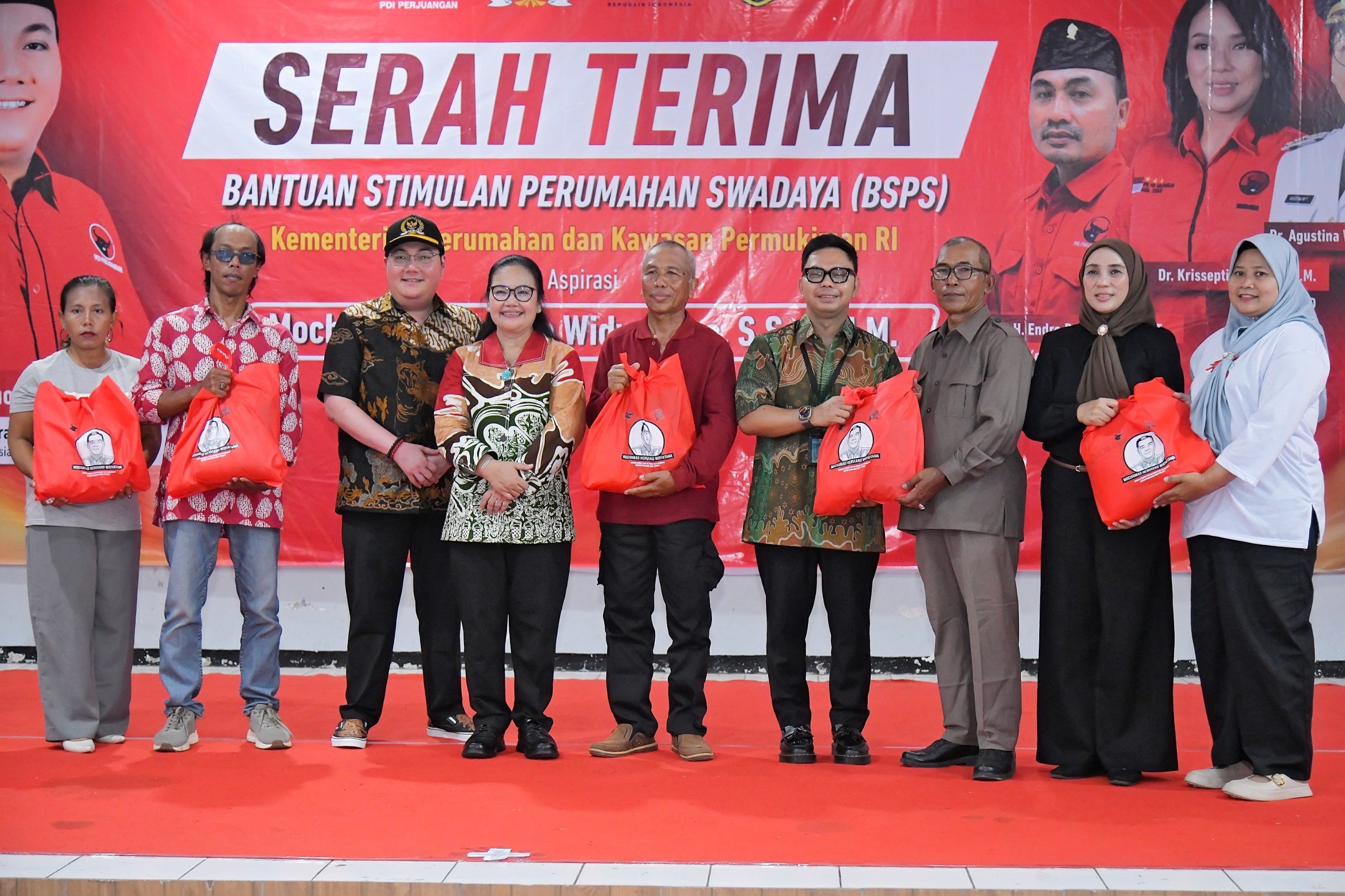 Agustina Serahkan Bantuan Renovasi 850 Rumah, Tinjau Rehabilitasi MAN 1 Semarang Agustina Serahkan Bantuan Renovasi 850 Rumah, Tinjau Rehabilitasi MAN 1 Semarang