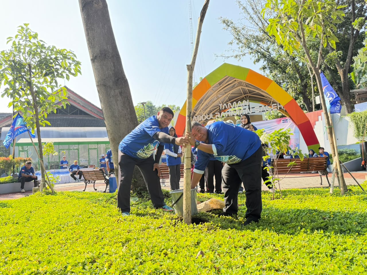 Gerakan Langit Biru Asri, Demokrat Semarang Tanam Pohon dan Bagikan Sembako