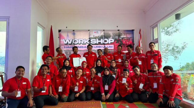 Koordinator Pelatih PMI Kota Semarang Dr Saiful Hadi MKom menyerahkan berkas workshop harmonisasi kurikulum kepada Kabid Relawan dan Penanngulangna Bencana Wiwit Rijanto, S.H., M.H