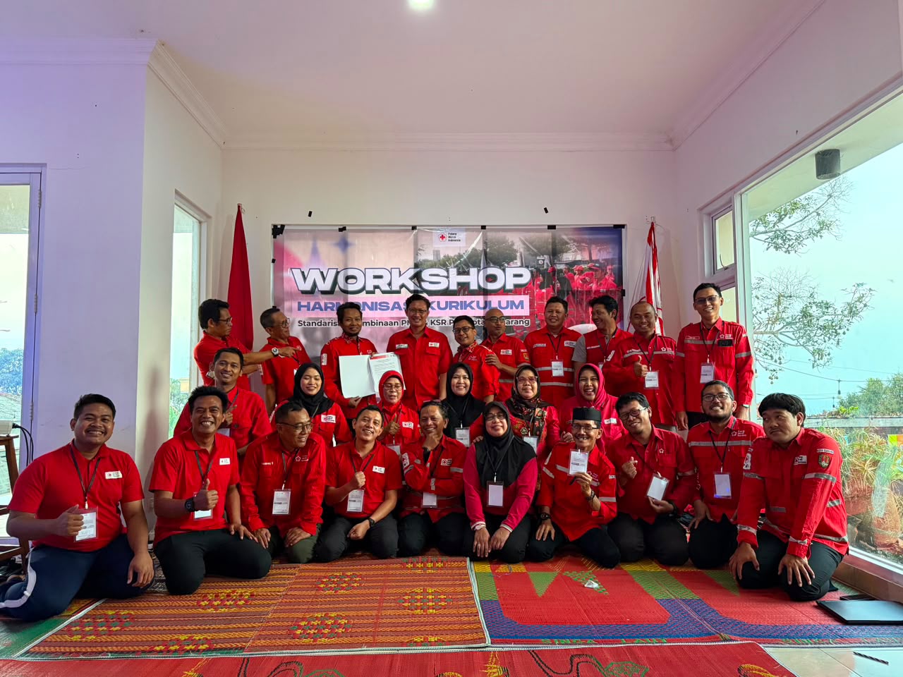 Koordinator Pelatih PMI Kota Semarang Dr Saiful Hadi MKom menyerahkan berkas workshop harmonisasi kurikulum kepada Kabid Relawan dan Penanngulangna Bencana Wiwit Rijanto, S.H., M.H Koordinator Pelatih PMI Kota Semarang Dr Saiful Hadi MKom menyerahkan berkas workshop harmonisasi kurikulum kepada Kabid Relawan dan Penanngulangna Bencana Wiwit Rijanto, S.H., M.H
