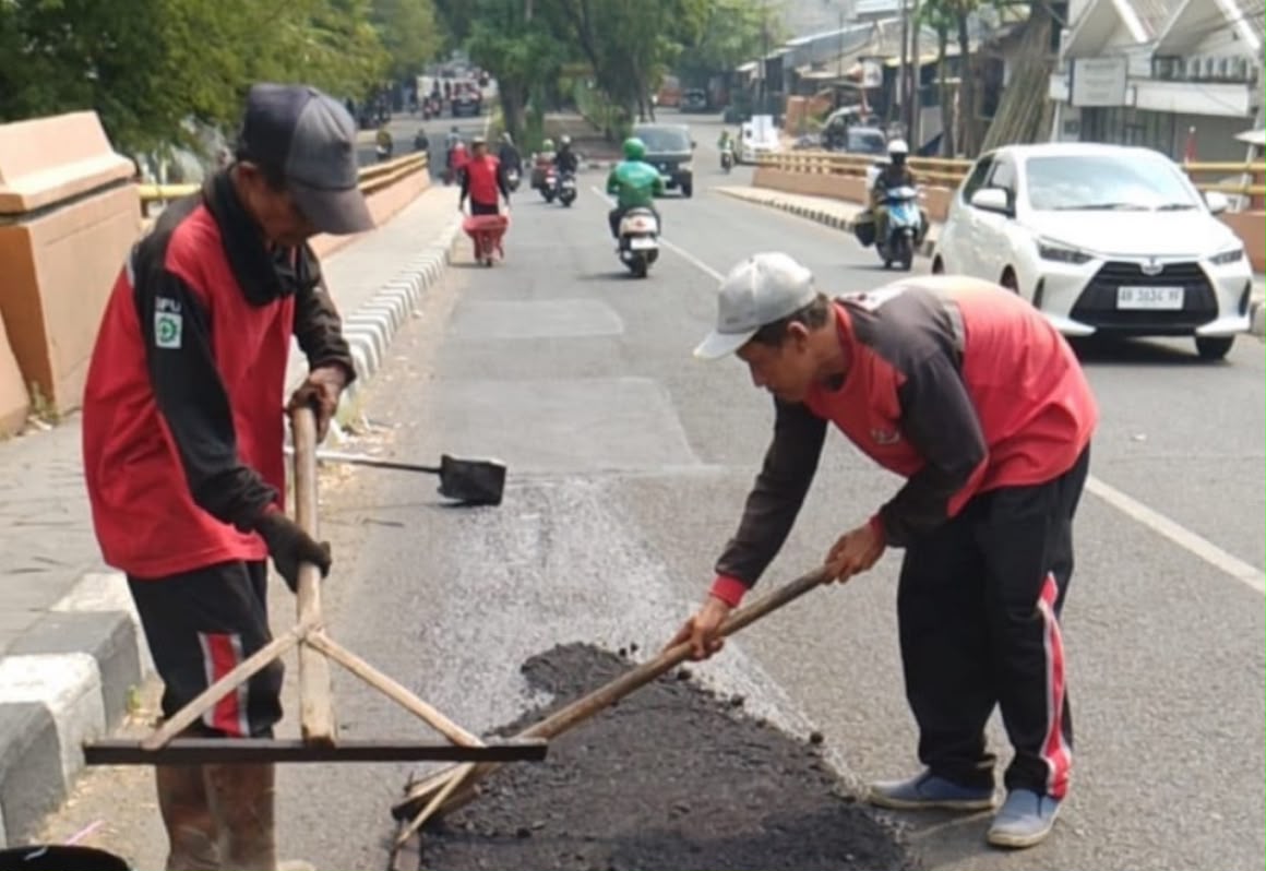 DPU Kota Semarang Gerak Cepat Perbaiki Jalan RA Kartini Usai Dilaporkan Warga DPU Kota Semarang Gerak Cepat Perbaiki Jalan RA Kartini Usai Dilaporkan Warga